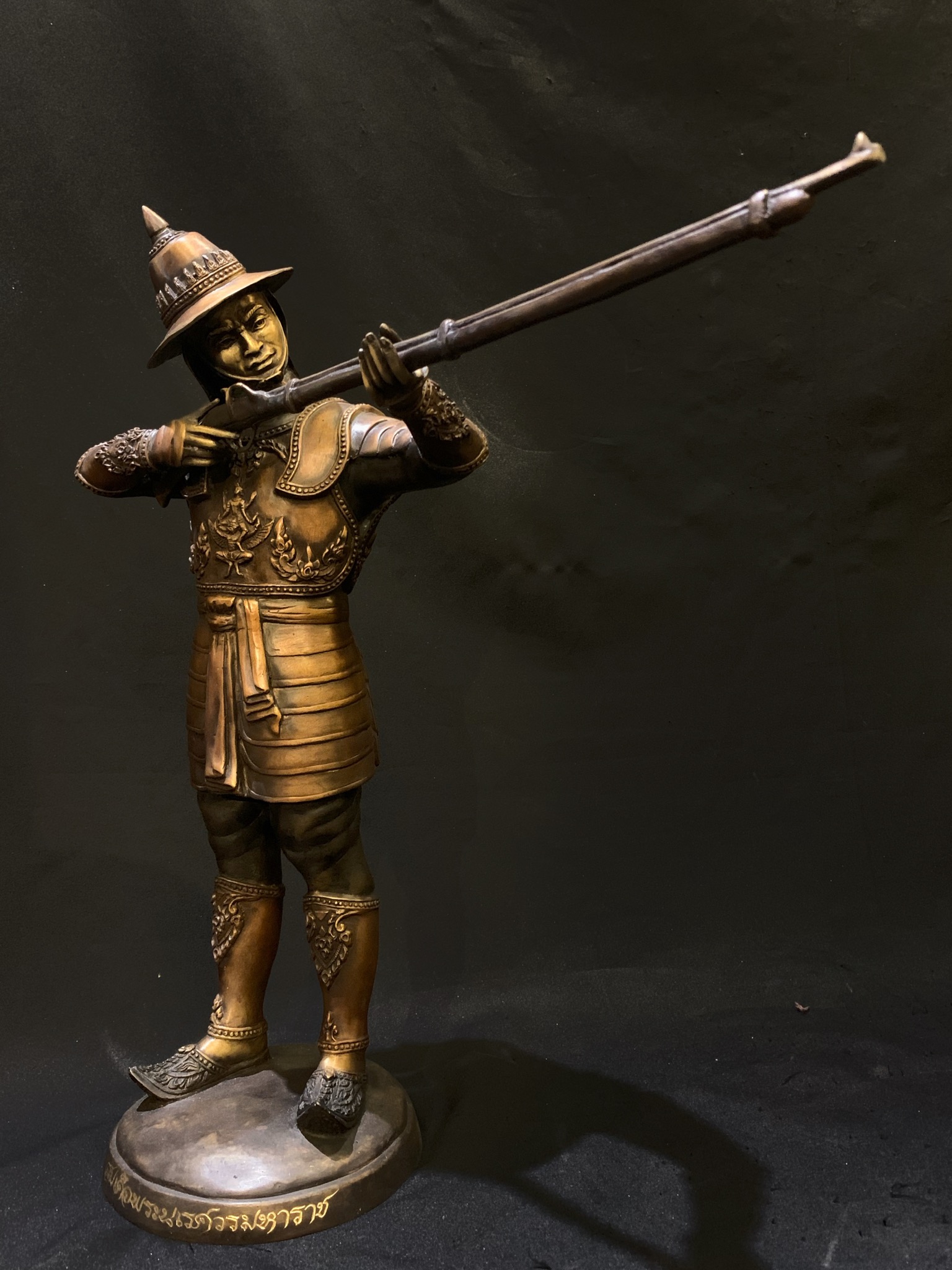 พระนเรศวรมหาราช ทรงพระแสงปืนต้น หน้าตัก 9 นิ้ว