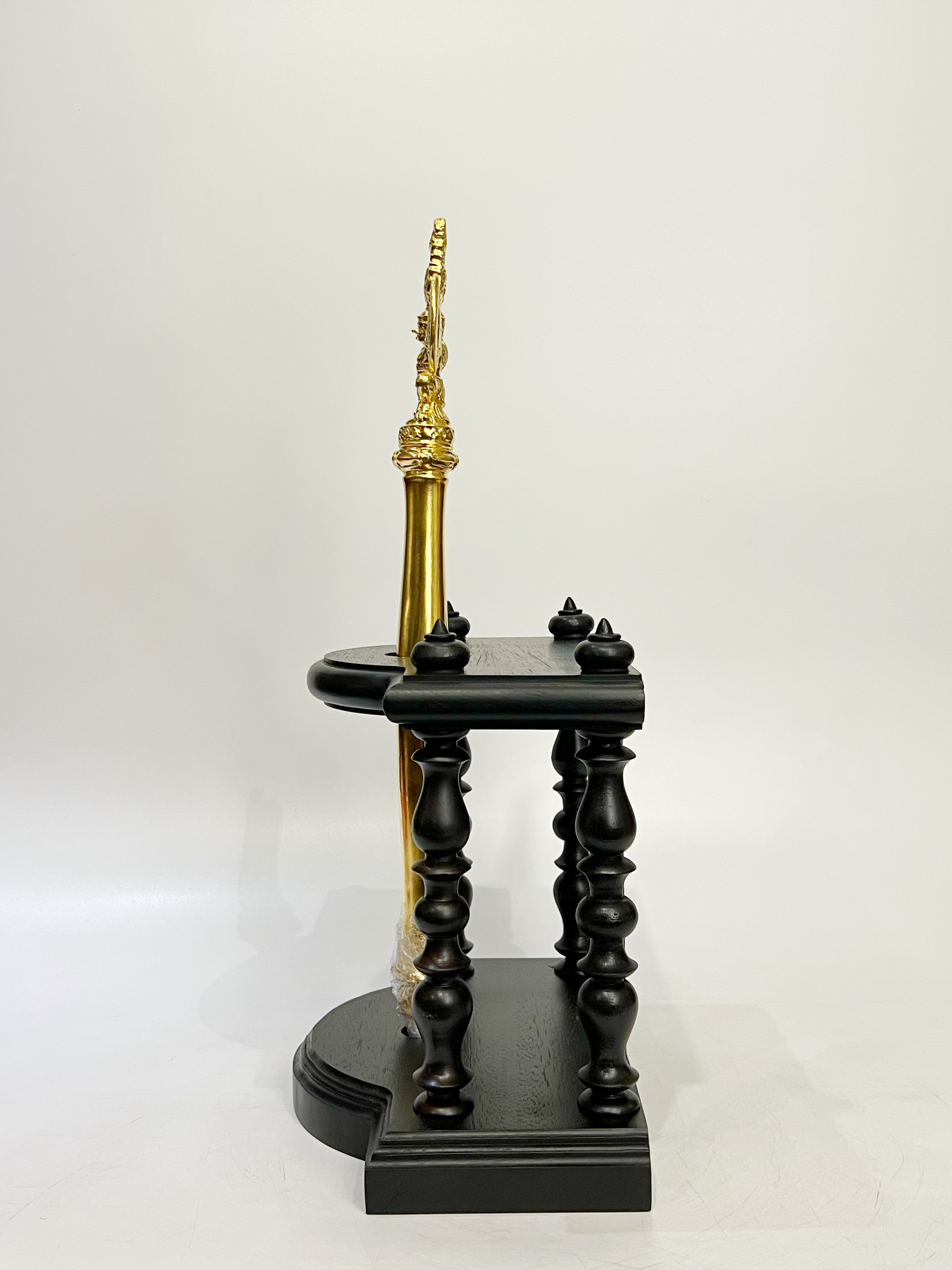 พระคฑาจอมพล ในรัชกาลที่ 9 พร้อมแท่นวางไม้มะค่าแบบสี่เสา