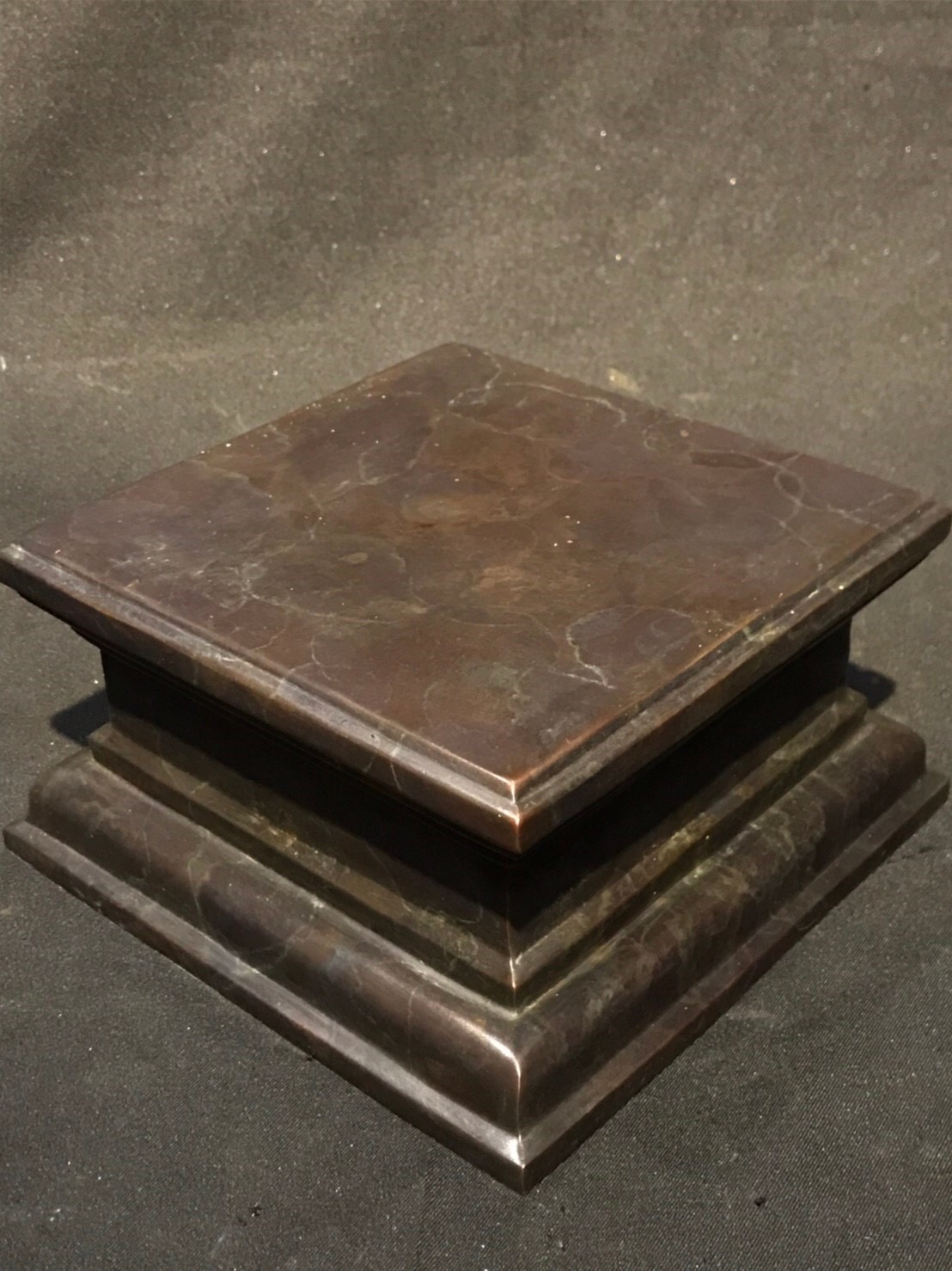 ฐานสัมฤทธิ์ ทรงสี่เหลี่ยม