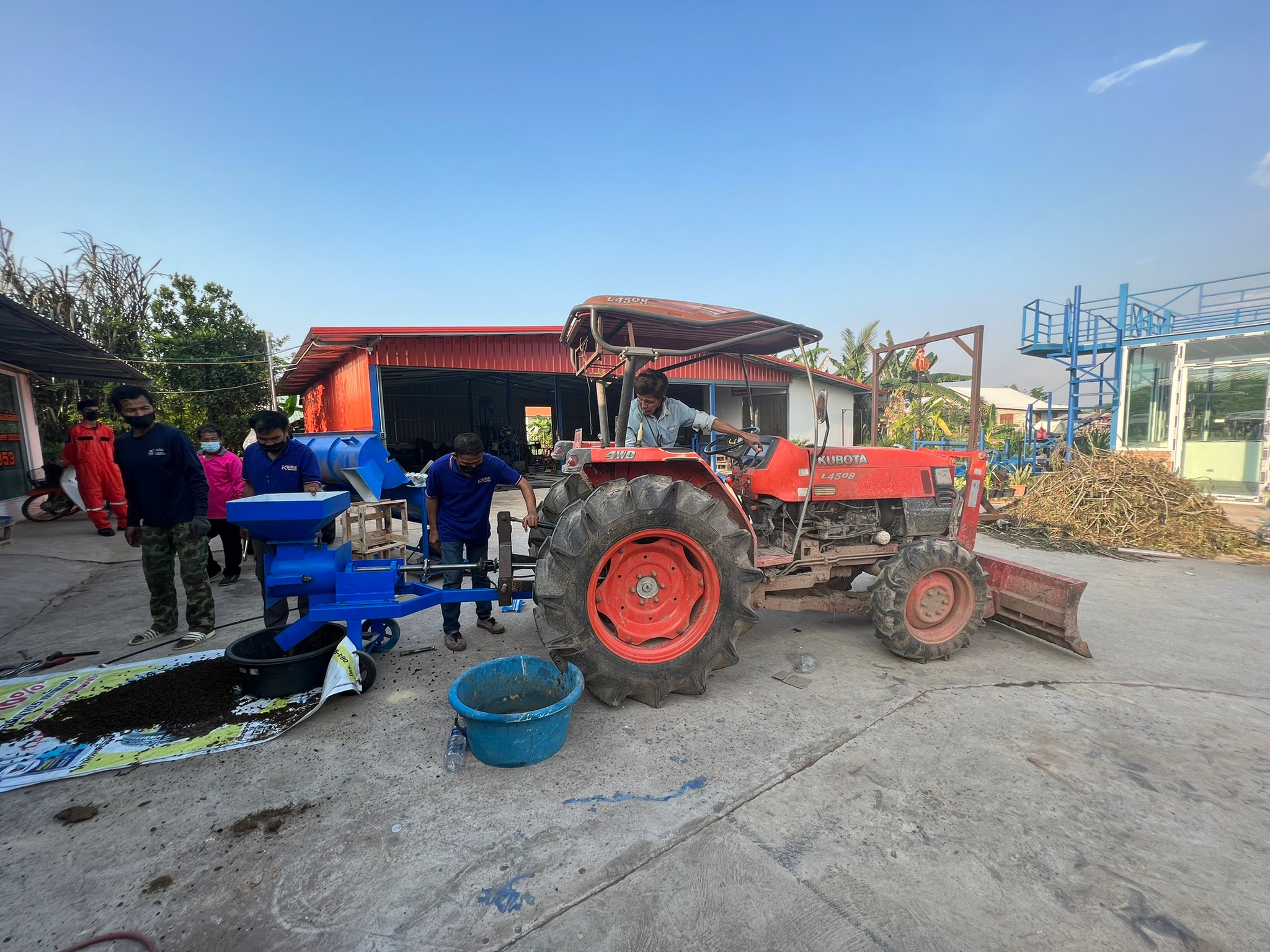 เครื่องอัดเม็ดรุ่นPTOเเบบรถไถนั่งขับ กำลังการผลิต500-1000โล