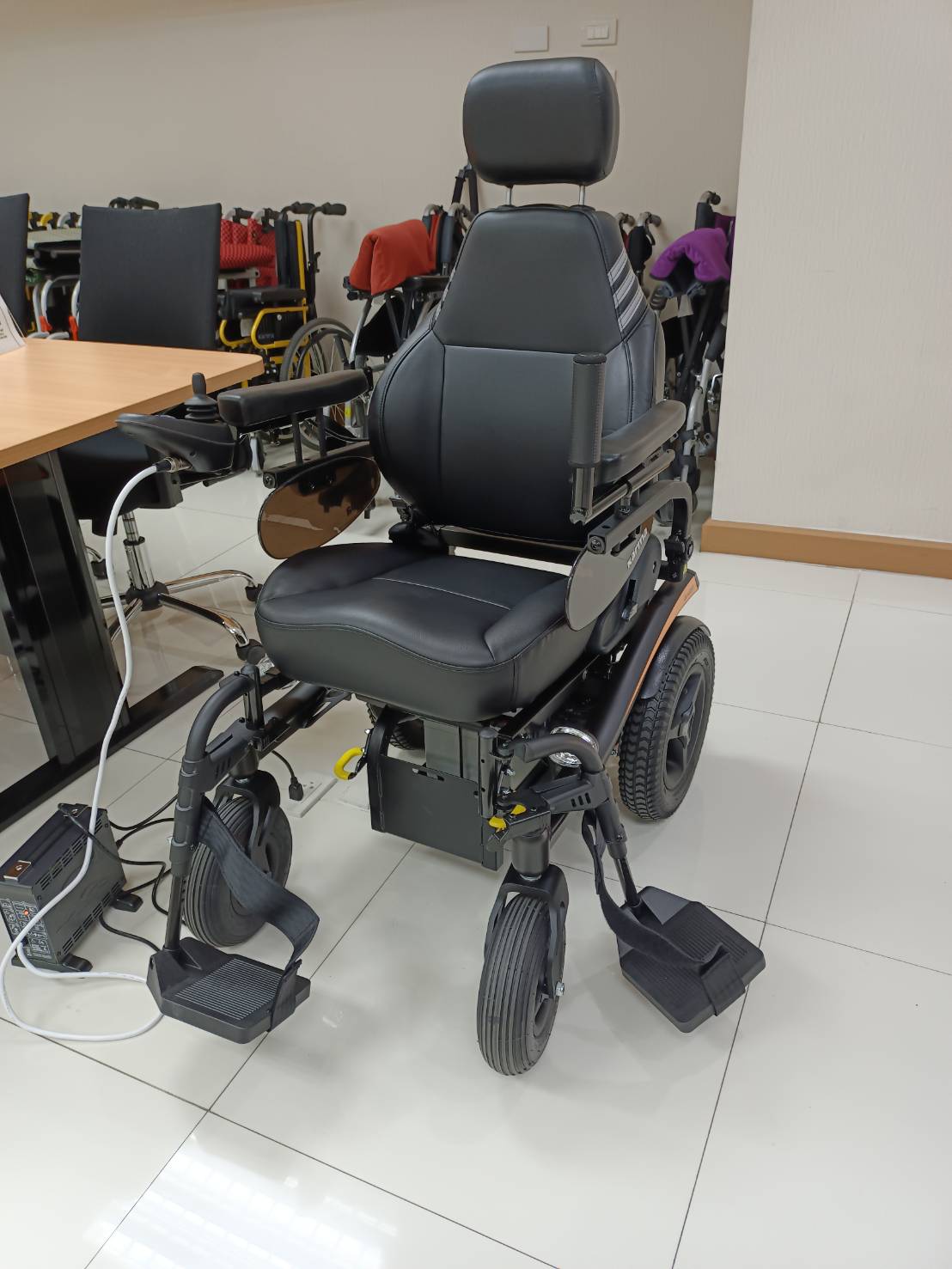 รถเข็นไฟฟ้าคาร์ม่า รุ่น Blazer Captain พนักพิงหลังปรับเอนได้ รับประกันศูนย์ 5 ปี (รุ่นยอดนิยม)