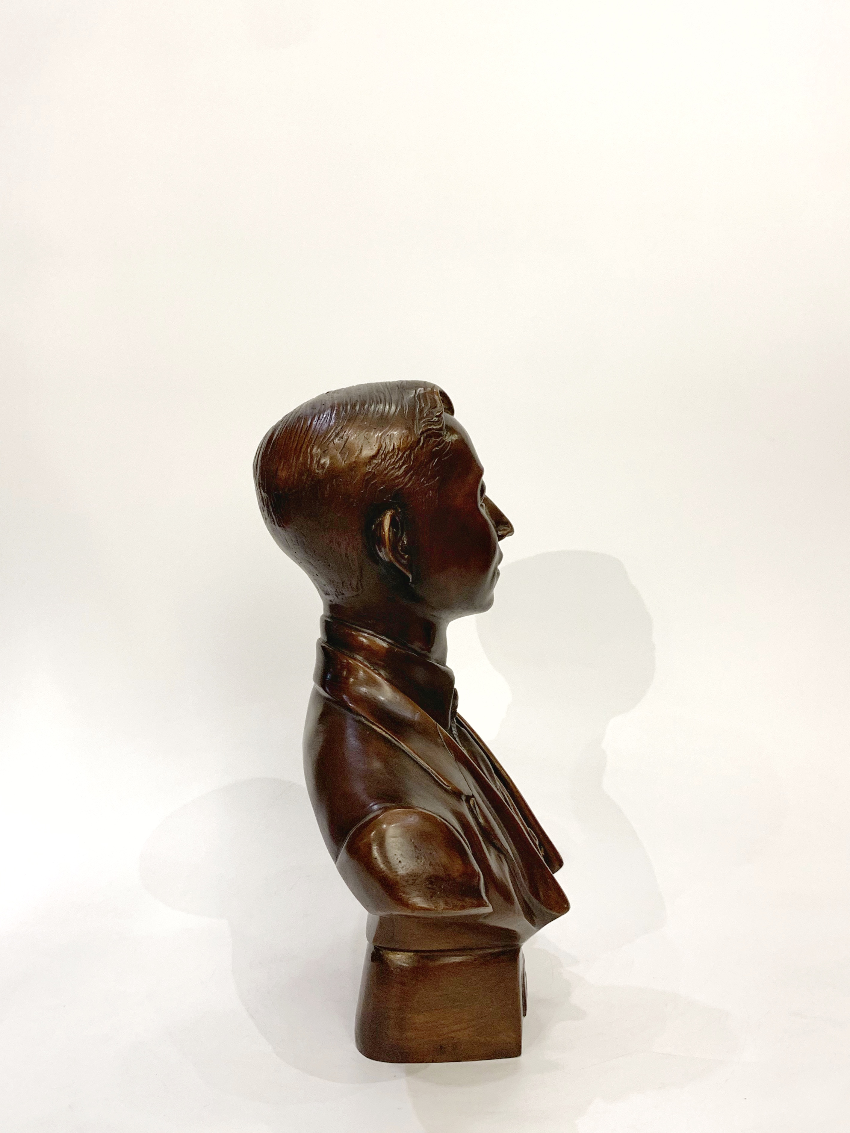 พระบิดา : สมเด็จพระมหิตลาธิเบศรฯ ครึ่งพระองค์