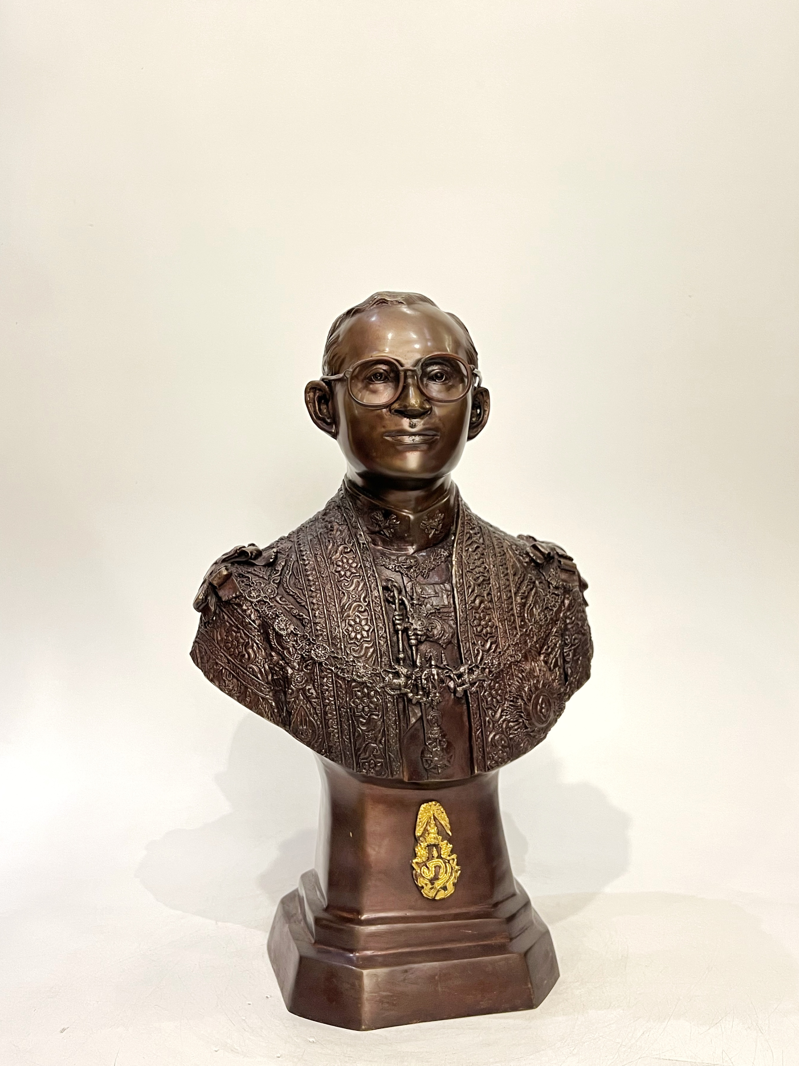 รัชกาลที่ 9 ครึ่งพระองค์