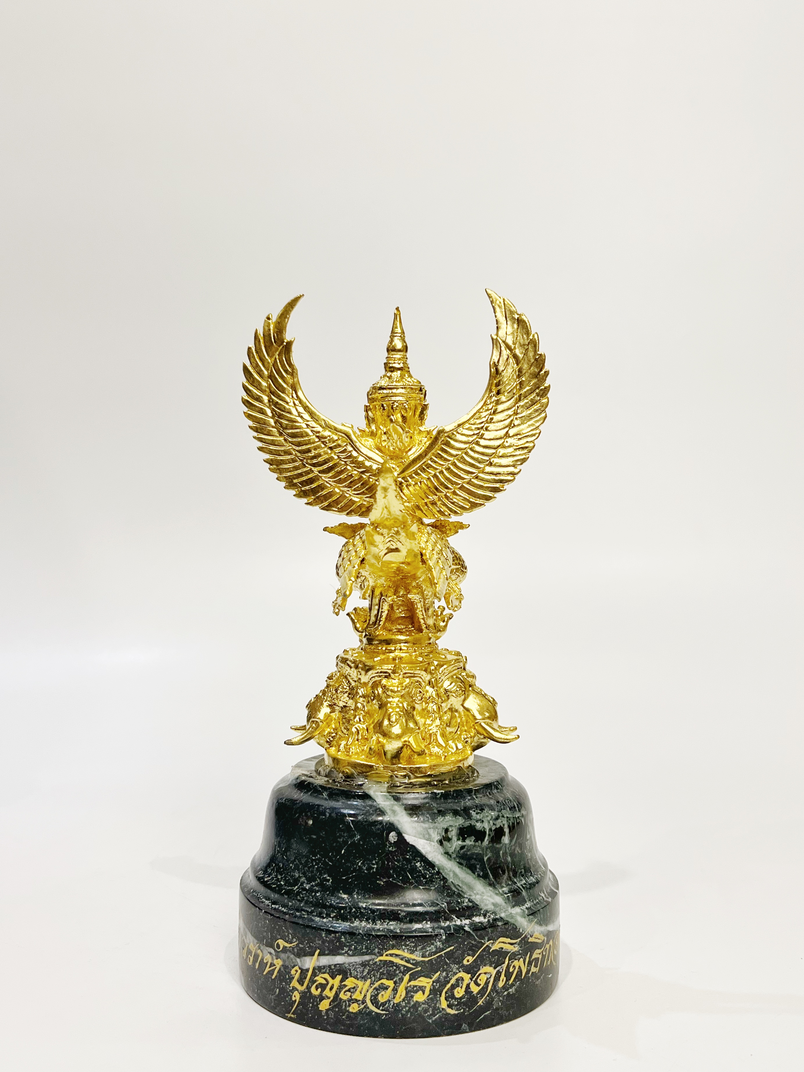 พญาครุฑ องค์บูชา รุ่น มหาเศรษฐี สูง 8 นิ้ว (ขนาดกลาง) พร้อมฐานมะค่า