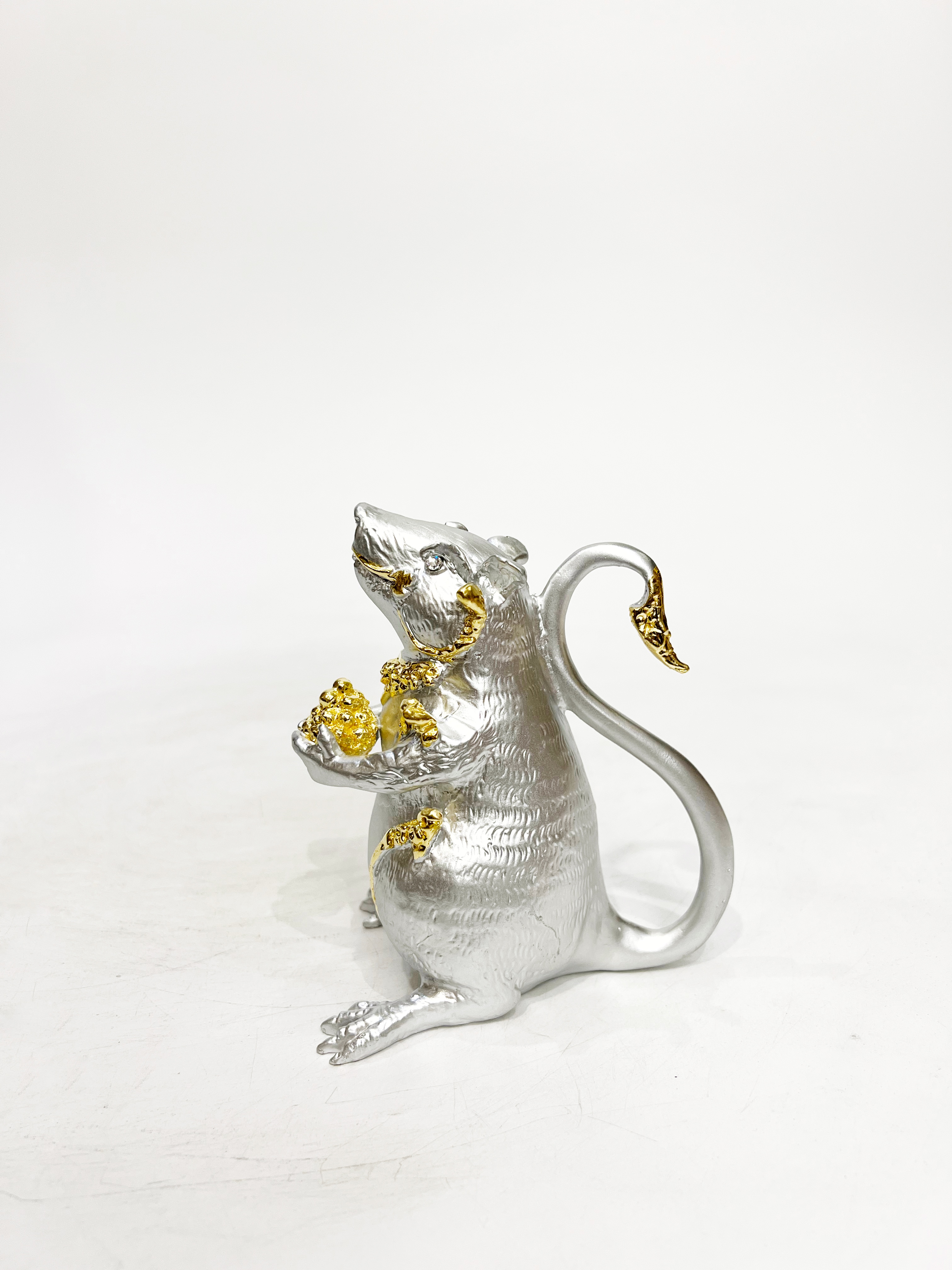 หนูมุสิกะ (ถือขนม)