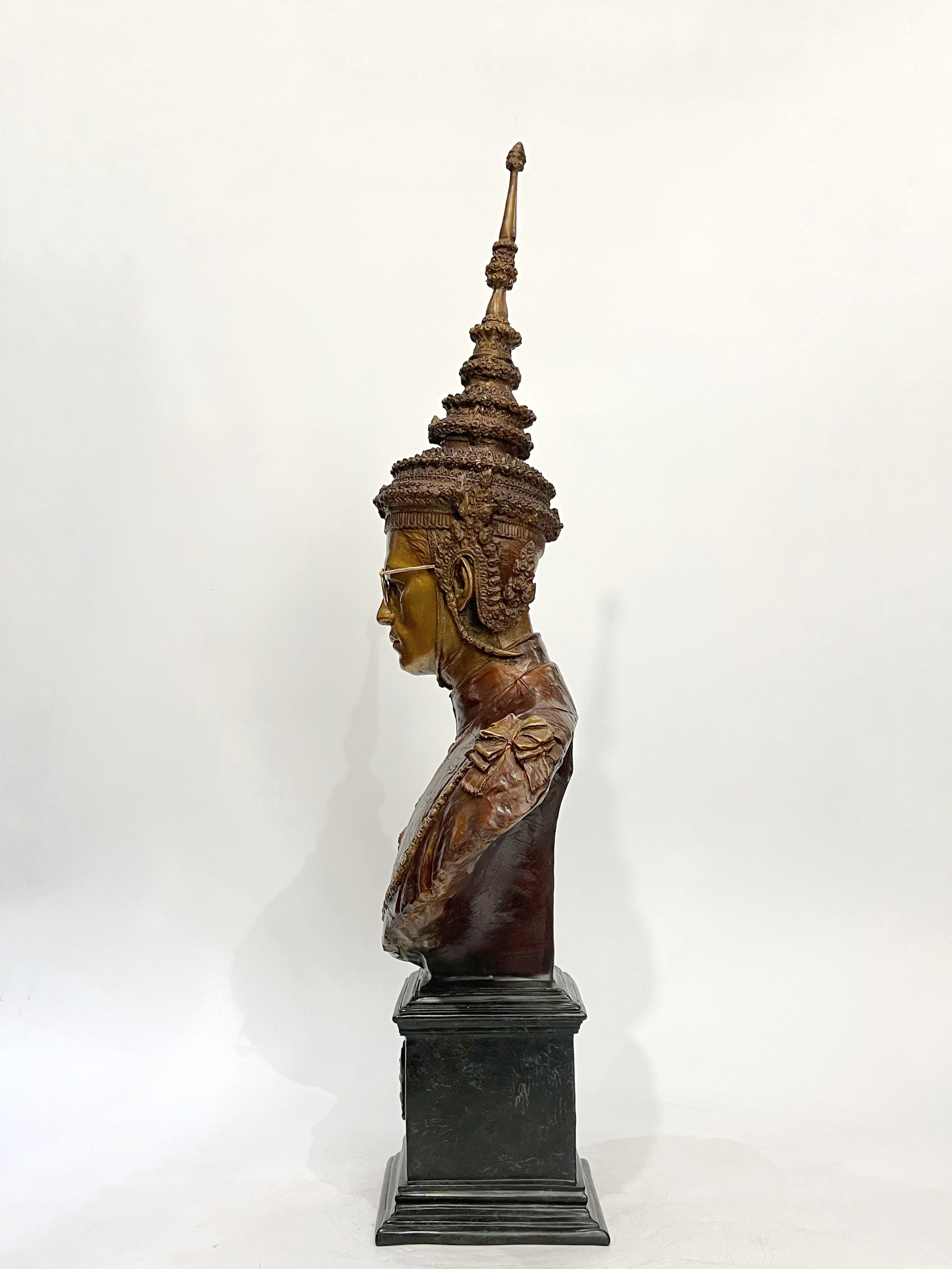 รัชกาลที่ 9 ครึ่งพระองค์ (ทรงพระมหาพิชัยมงกุฎ)