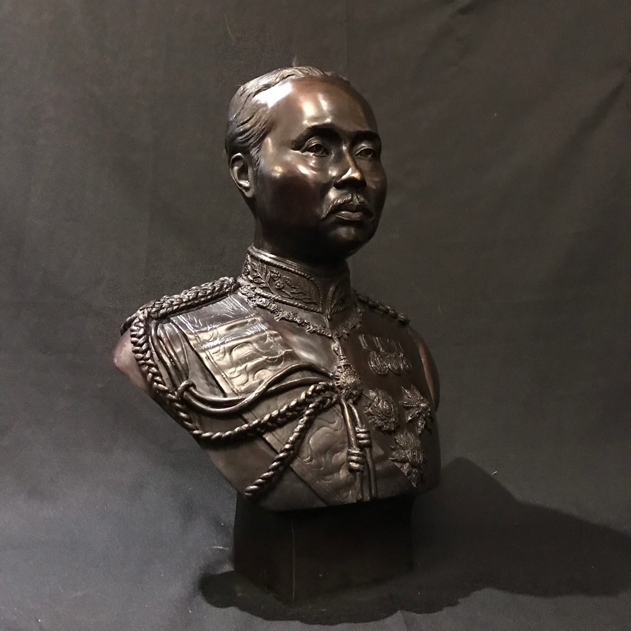 รัชกาลที่ 5 ครึ่งพระองค์ (ขนาดกลาง)