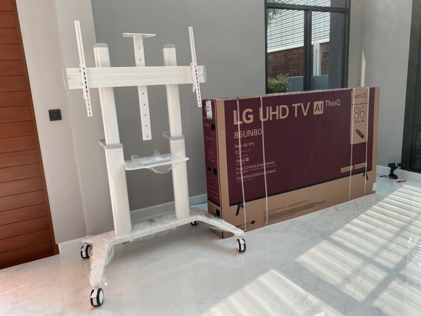 JMTVSTAND MT-F9400 ขาตั้งพื้นทีวีมีล้อเลื่อนTV Stand วัสดุ Aluminium อลูมิเนียม{สีขาว} แข็งแรง สวยหรู ทรงทันสมัย รองรับทีวี 70"-120"นิ้ว{รับประกัน 3 ปี}0964746498