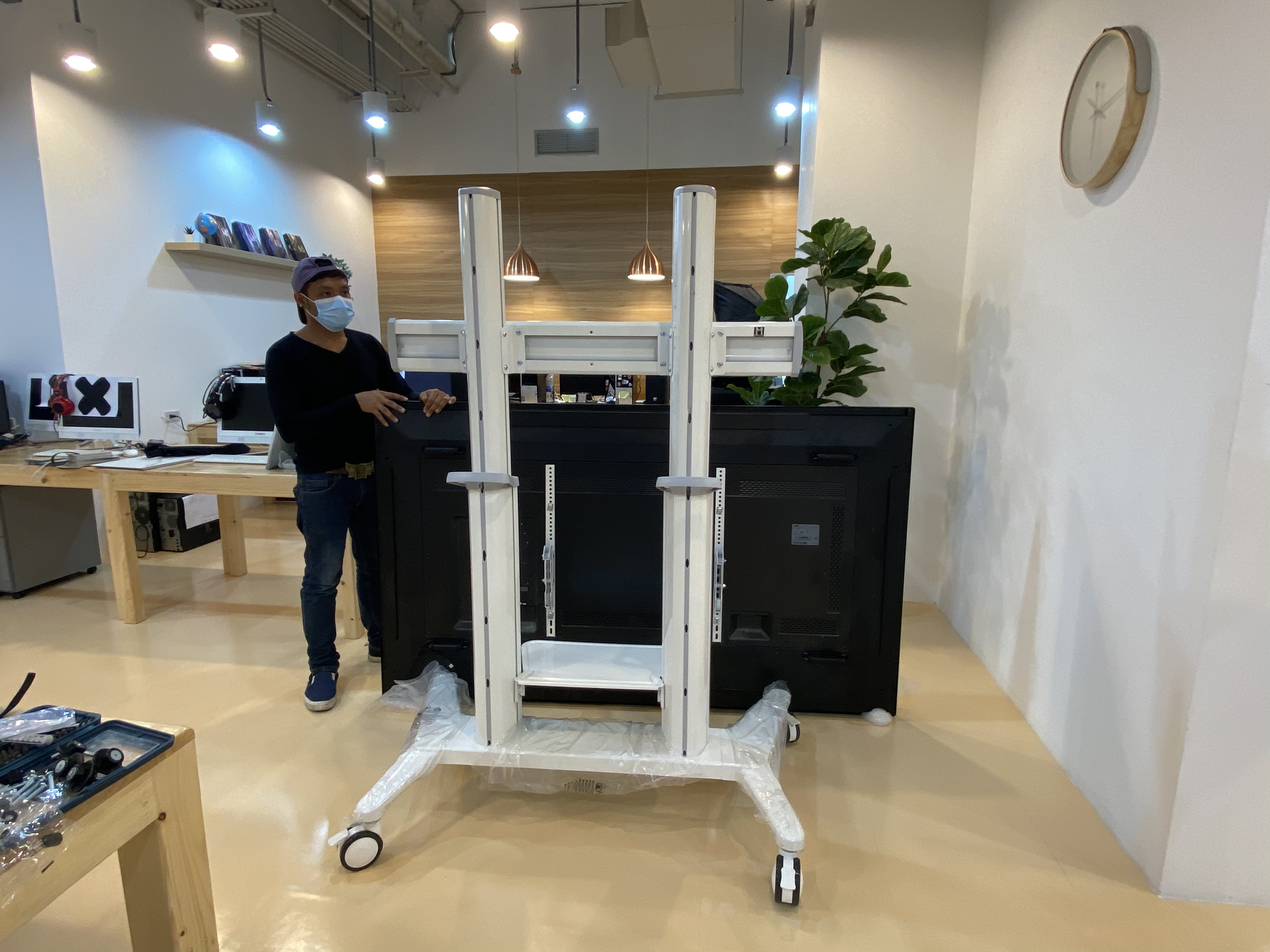 JMTVSTAND MT-F9400 ขาตั้งพื้นทีวีมีล้อเลื่อนTV Stand วัสดุ Aluminium อลูมิเนียม{สีขาว} แข็งแรง สวยหรู ทรงทันสมัย รองรับทีวี 70"-120"นิ้ว{รับประกัน 3 ปี}0964746498