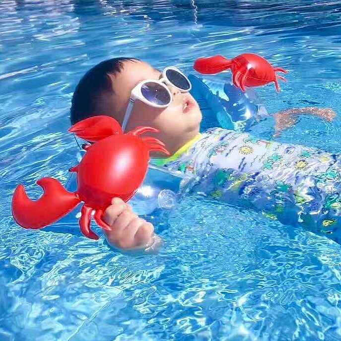 ปลอกแขนว่ายน้ำสำหรับเด็ก ลายปู Inflatable Crab Arm Band for kid