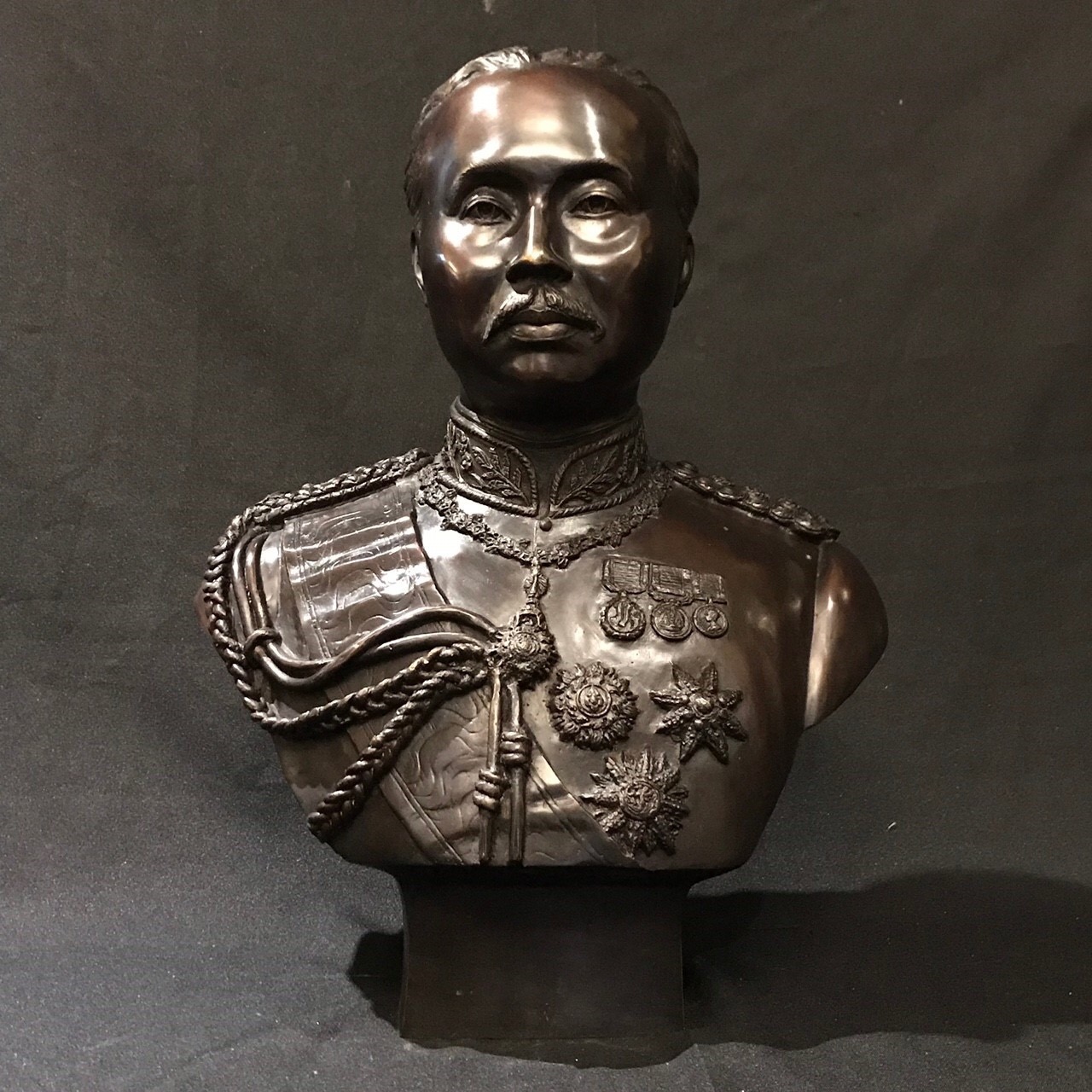 รัชกาลที่ 5 ครึ่งพระองค์ (ขนาดกลาง)