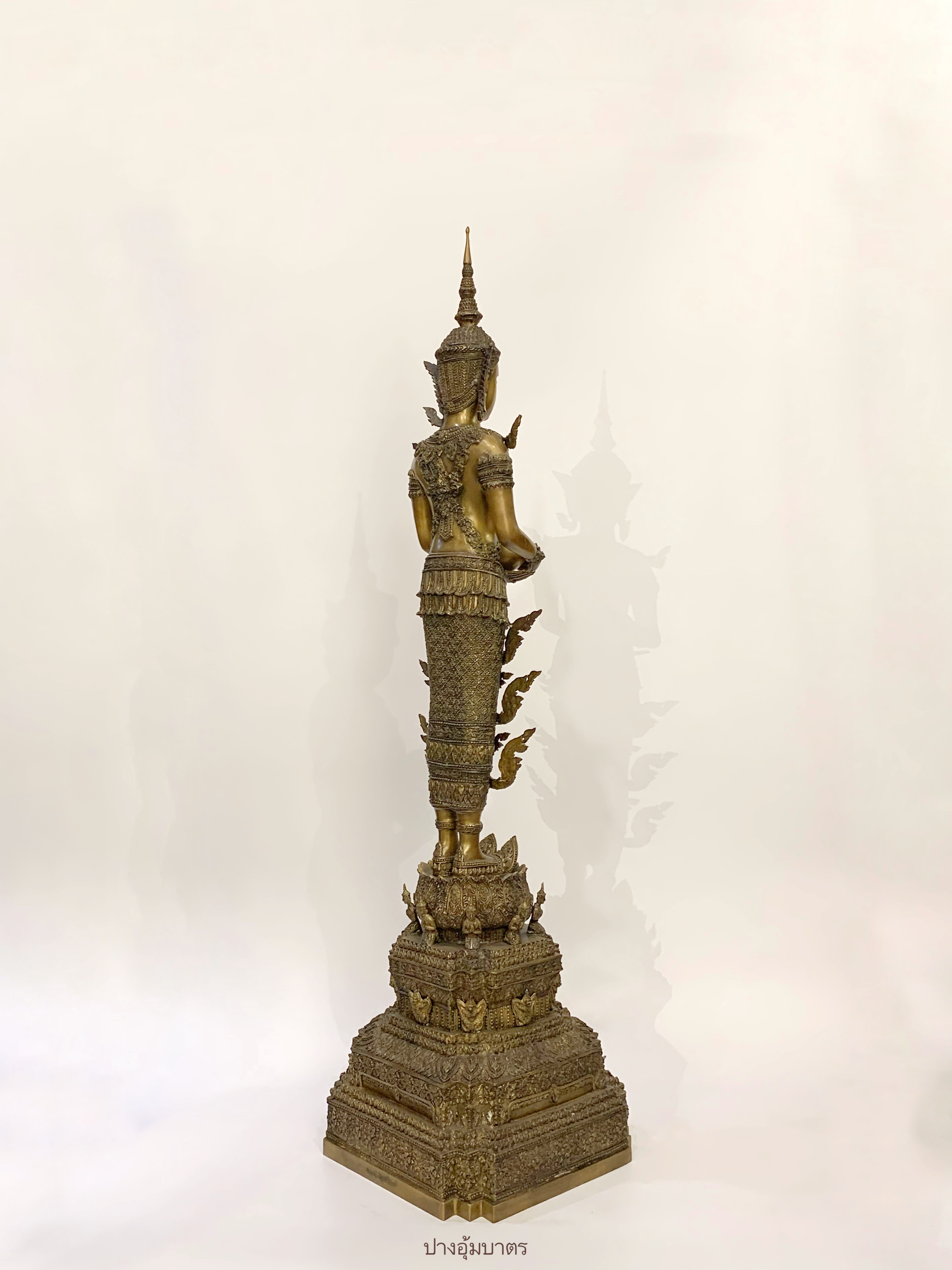 พระพุทธรูป ปางอุ้มบาตร ทรงเครื่องจักรพรรดิ์ หน้าตัก 9 นิ้ว