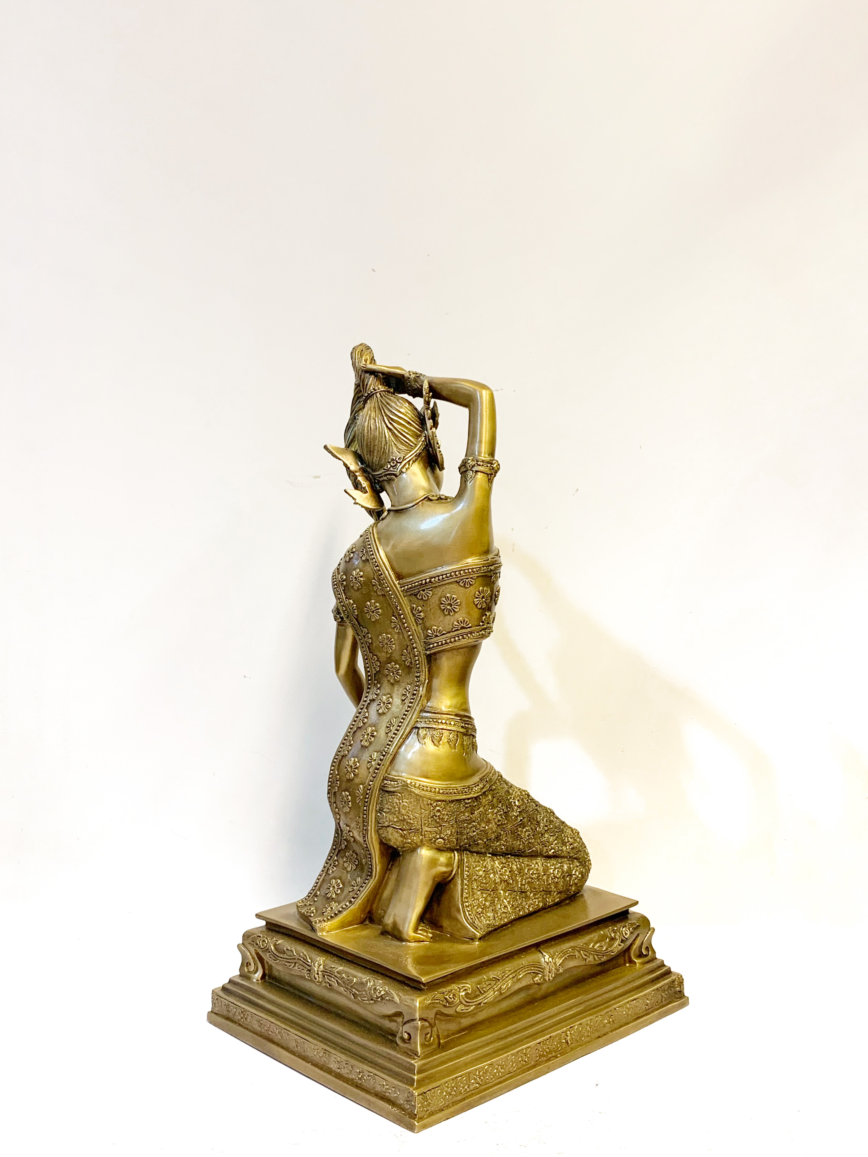 พระแม่ธรณีบีบมวยผม หน้าตัก 9 นิ้ว