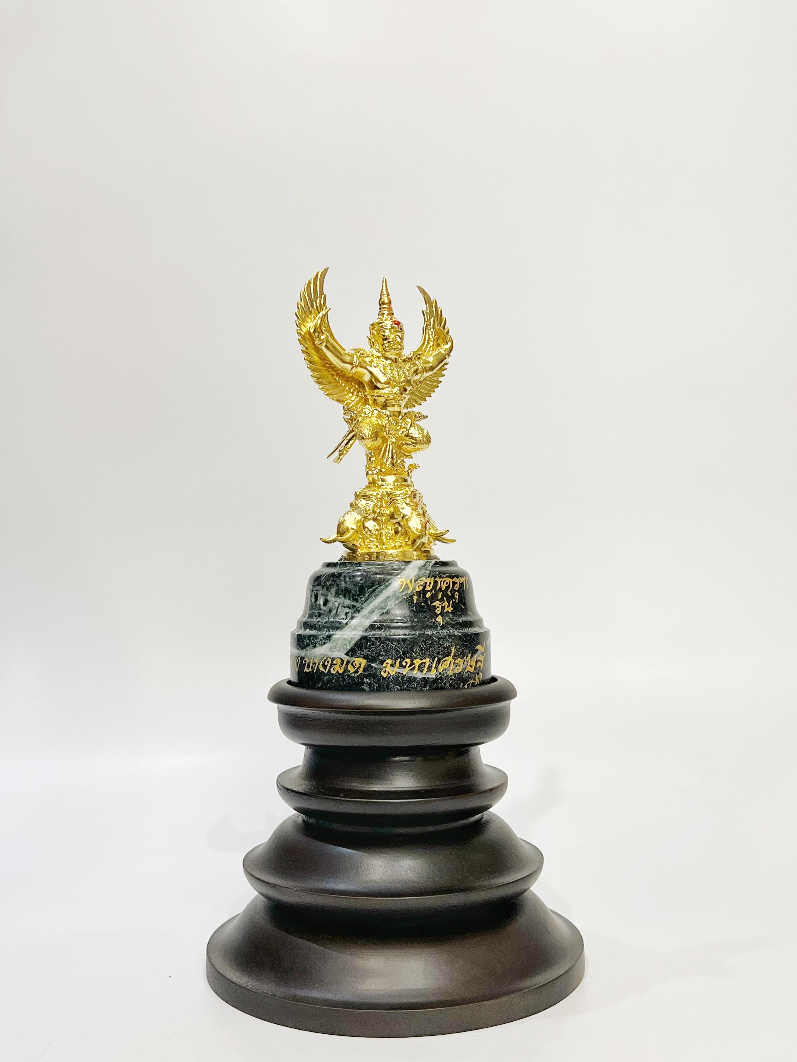 พญาครุฑ องค์บูชา รุ่น มหาเศรษฐี สูง 8 นิ้ว (ขนาดกลาง) พร้อมฐานมะค่า