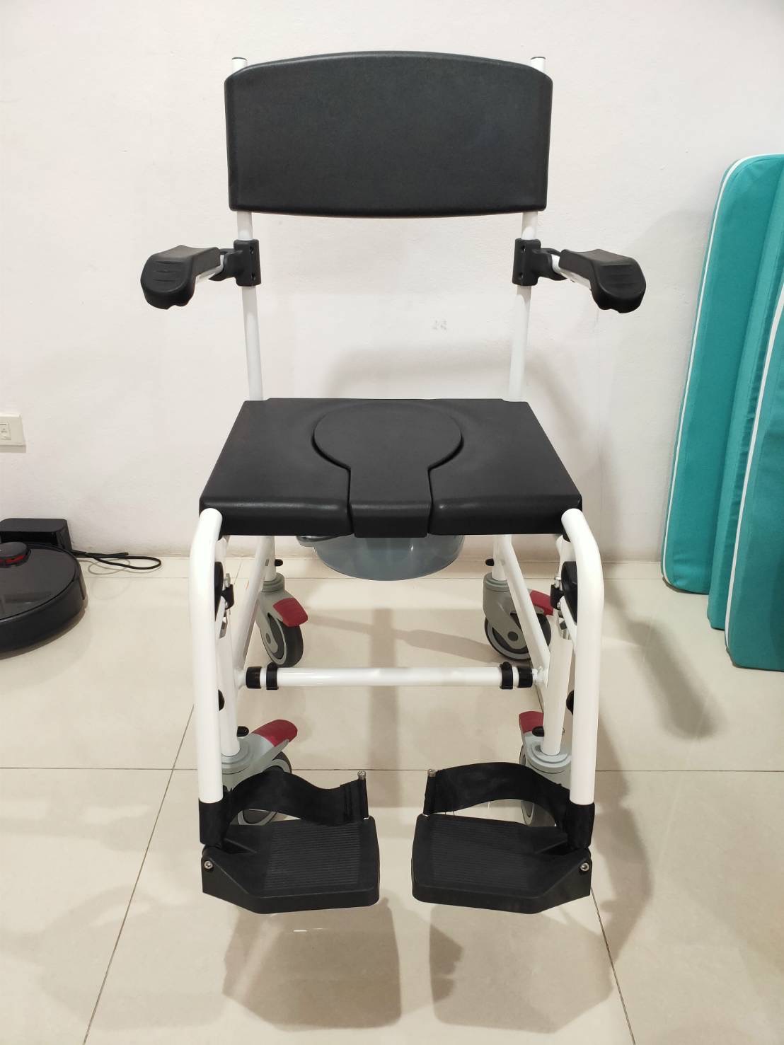 รถเข็นวีลแชร์นั่งถ่าย พร้อมถังรอง ที่วางแขนยกเปิดขึ้นได้ โครงพักเท้าสวิงเก็บได้ รหัส Y612