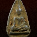 พระนางกำแพงกลีบบัว เนื้อดิน