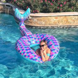 ห่วงยางหางนางเงือก Inflatable Mermaid Tail Pool Float