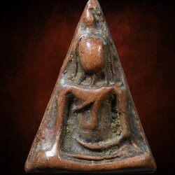 พระนางพญา พิมพ์เข่าโค้ง