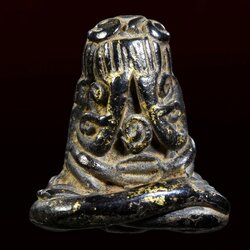 พระปิดตาหลวงพ่อทับ เนื้อเมฆพัตร หลังยันต์ยุ่ง