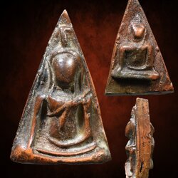 พระนางพญา พิมพ์เข่าโค้ง หลังนางพญา