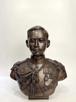 รัชกาลที่ 8 ครึ่งพระองค์