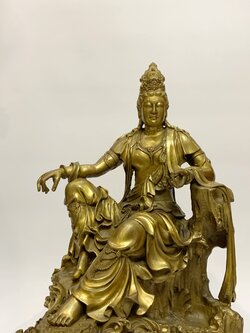 พระโพธิสัตว์กวมอิม พร้อมฐานไม้มะค่า