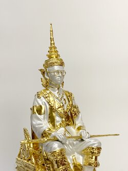 รัชกาลที่ 9 นั่งบัลลังก์ หน้าตัก 5 นิ้ว