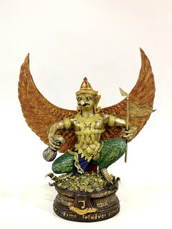 พญาครุฑ รุ่น ขุมทรัพย์มหาเทพ รวย ๑๐๐ๆ ๑๐๐ ล้าน