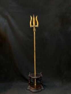 ตรีศูล (ใหญ่) พร้อนแท่นไม้มะค่า