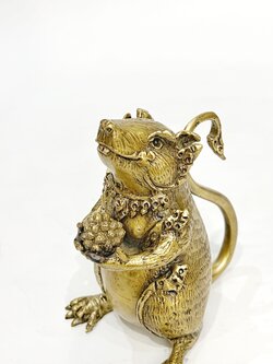 หนูมุสิกะ (ถือขนม)