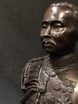 รัชกาลที่ 5 ครึ่งพระองค์ (ขนาดกลาง)