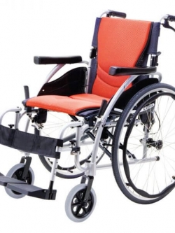 รถเข็นอลูมินัมอัลลอยด์คาร์ม่า S-Ergo 125 ( WheelChair KARMA S-Ergo 125) ถอดชิ้นส่วนได้ ที่พักแขนยกเปิดขึ้นได้ สะดวกต่อการเคลื่อนย้ายผู้ใช้งาน นั่งสบาย รองรับน้ำหนักสูงสุด 115 กิโลกรัม