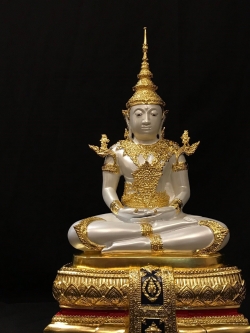 พระแก้วมรกต ทรงเครื่องฤดูร้อน หน้าตัก 9 นิ้ว