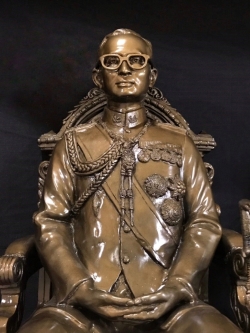 รัชกาลที่ 9 นั่งบัลลังก์ หน้าตัก 16 นิ้ว