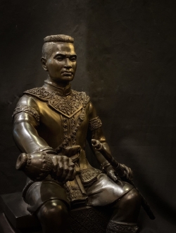 พระนเรศวรมหาราช นั่งบัลลังก์ หลั่งทักษิโณทก หน้าตัก 9 นิ้ว