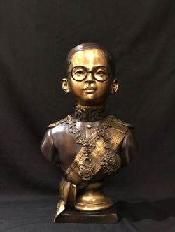 รัชกาลที่ 9 ครึ่งพระองค์ ทรงพระเยาว์