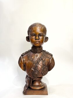 รัชกาลที่ 9 ครึ่งพระองค์ ทรงพระเยาว์