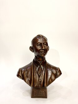 พระบิดา : สมเด็จพระมหิตลาธิเบศรฯ ครึ่งพระองค์