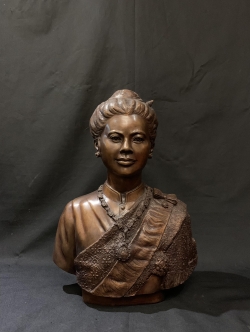 สมเด็จพระนางเจ้าสิริกิติ์ ครึ่งพระองค์