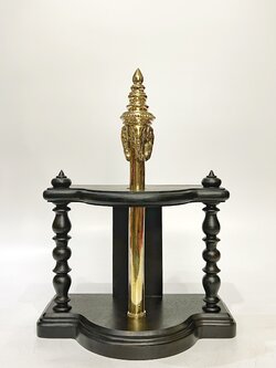 พระคฑาจอมพล (คฑาช้างสามเศียร) พร้อมแท่นวางไม้มะค่าแบบสองเสา