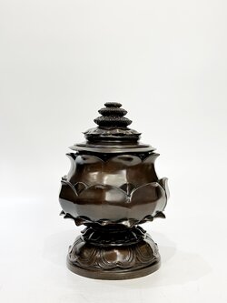 บาตรน้ำมนต์ (บัว)