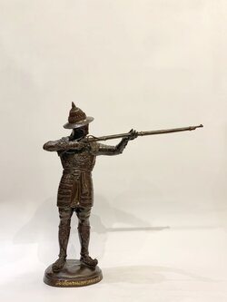 พระนเรศวรมหาราช ทรงพระแสงปืนต้น หน้าตัก 9 นิ้ว